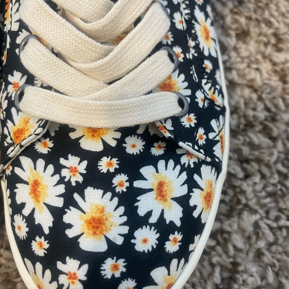 Womens Floral Sneakers - Daisy pattern - Picture 2 of 6
